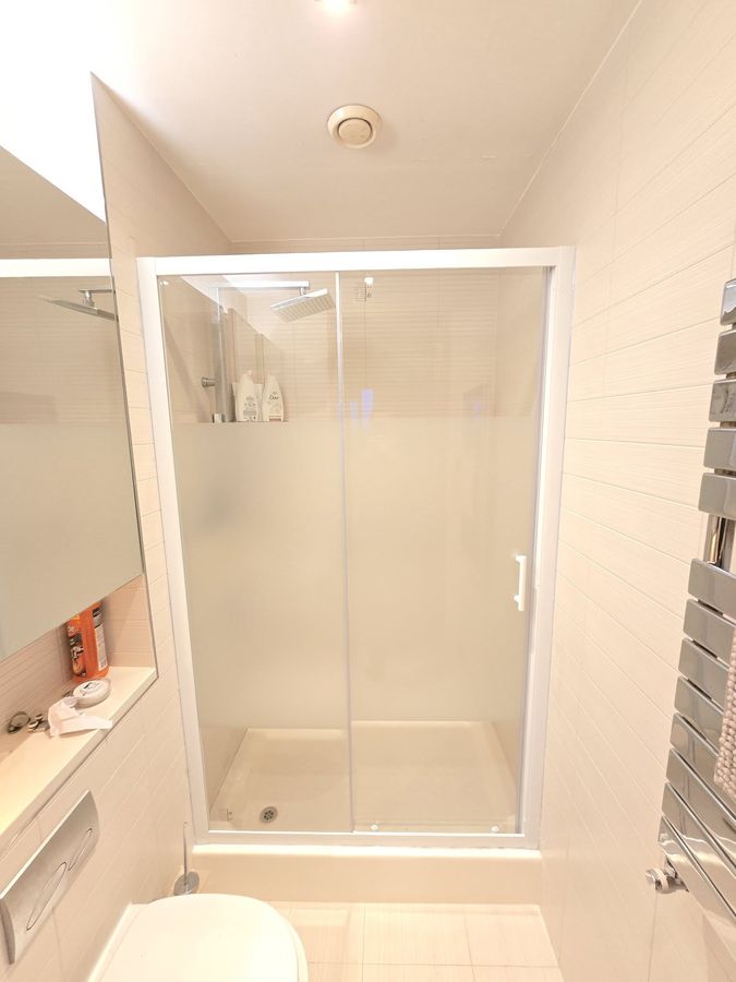 After – sliding-door enclosure